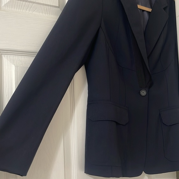 Absolutely gorgeous ๐ฉท๐ฉท Elie Tahari Navy blue blazer 98% virgin wool size 12 - Picture 3 of 13